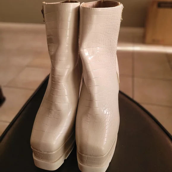 Crocodile Embossed block heel zip up  Boots (white) - Picture 7 of 8